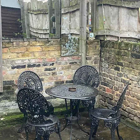 Traditional English 4 Bedroom Home In Greenwich Plumstead  Extérieur photo